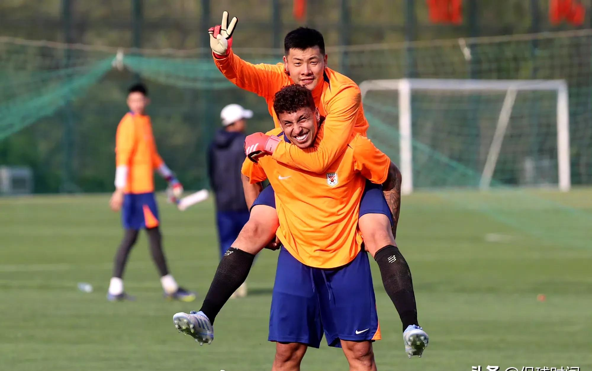 关于北京国安迎欧联关键赛；赛前内部沟通；球迷炸锅；轮换策略成焦点的信息